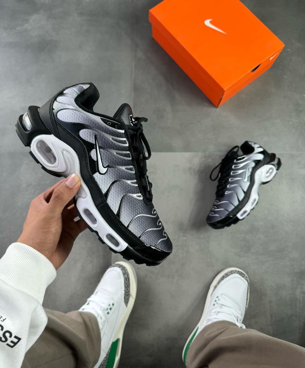 NIKE TN NEGRO PLATA