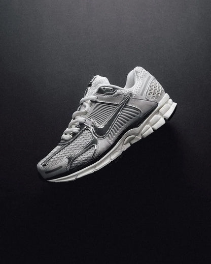 NIKE VOMERO GRIS/PLATEADO
