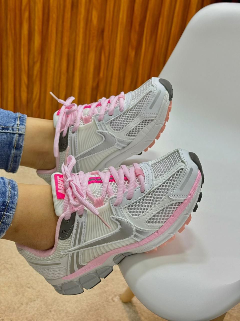 NIKE ZOOM VOMERO 5 BLANCO / ROSADO