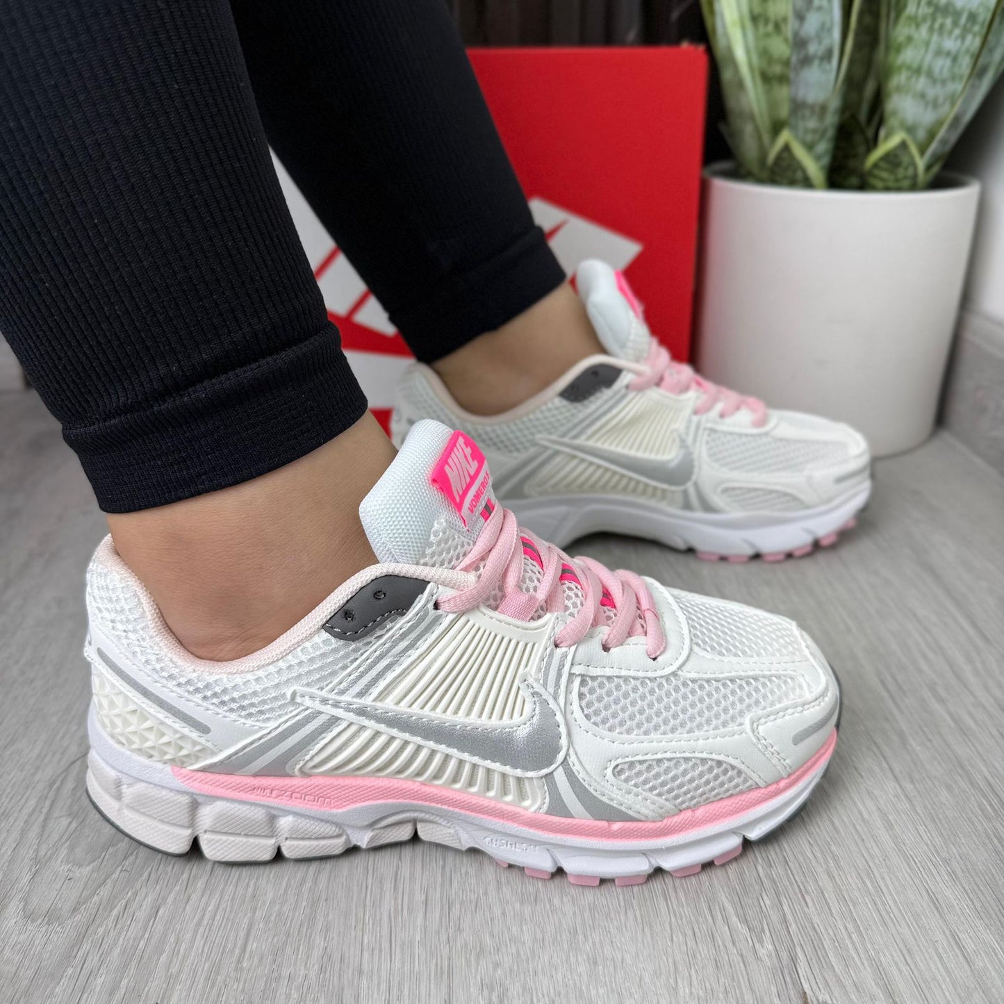 NIKE ZOOM VOMERO 5 BLANCO / ROSADO