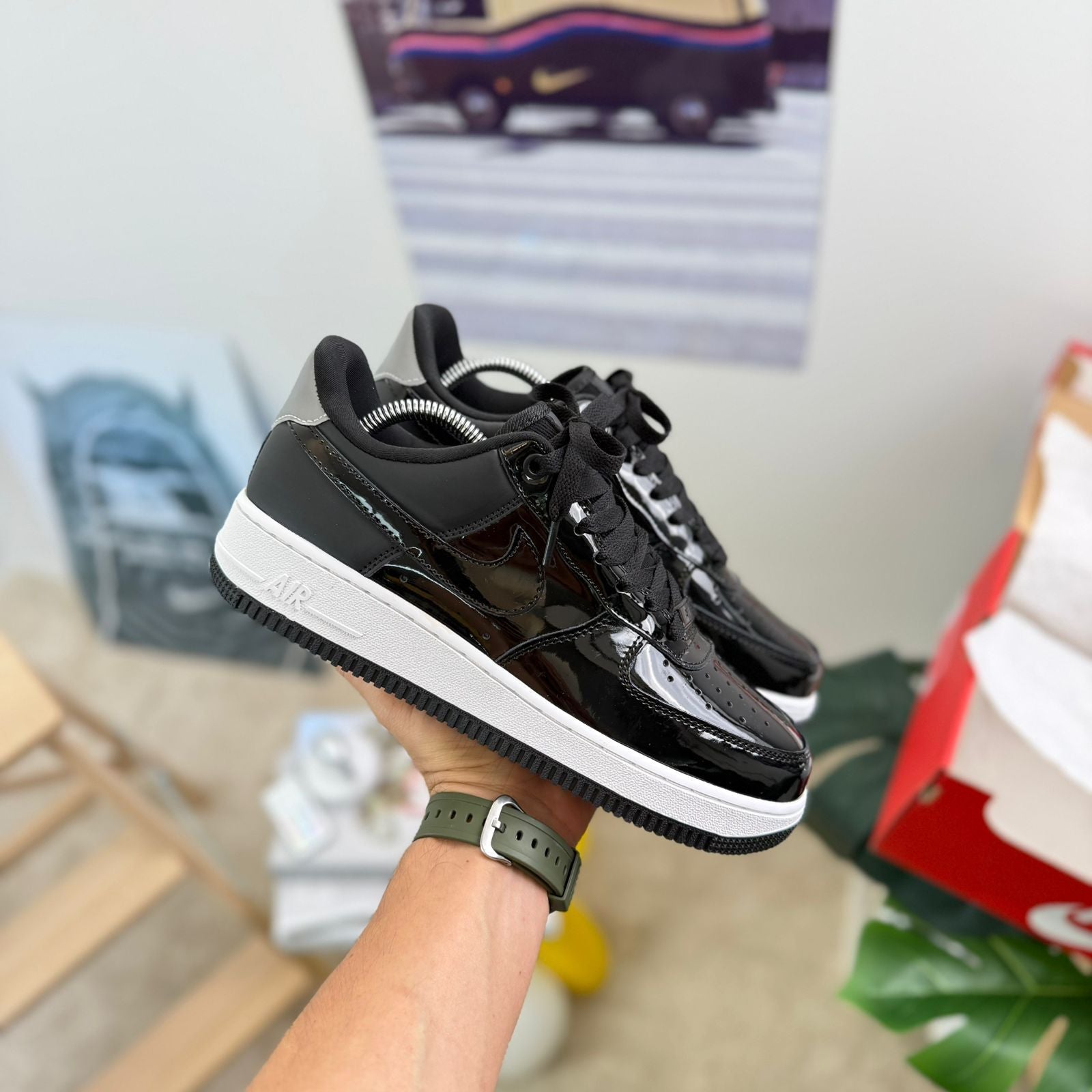 NIKE AIR FORCE 1 CHAROL NEGRO / BLANCO
