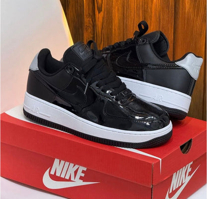 NIKE AIR FORCE 1 CHAROL NEGRO / BLANCO
