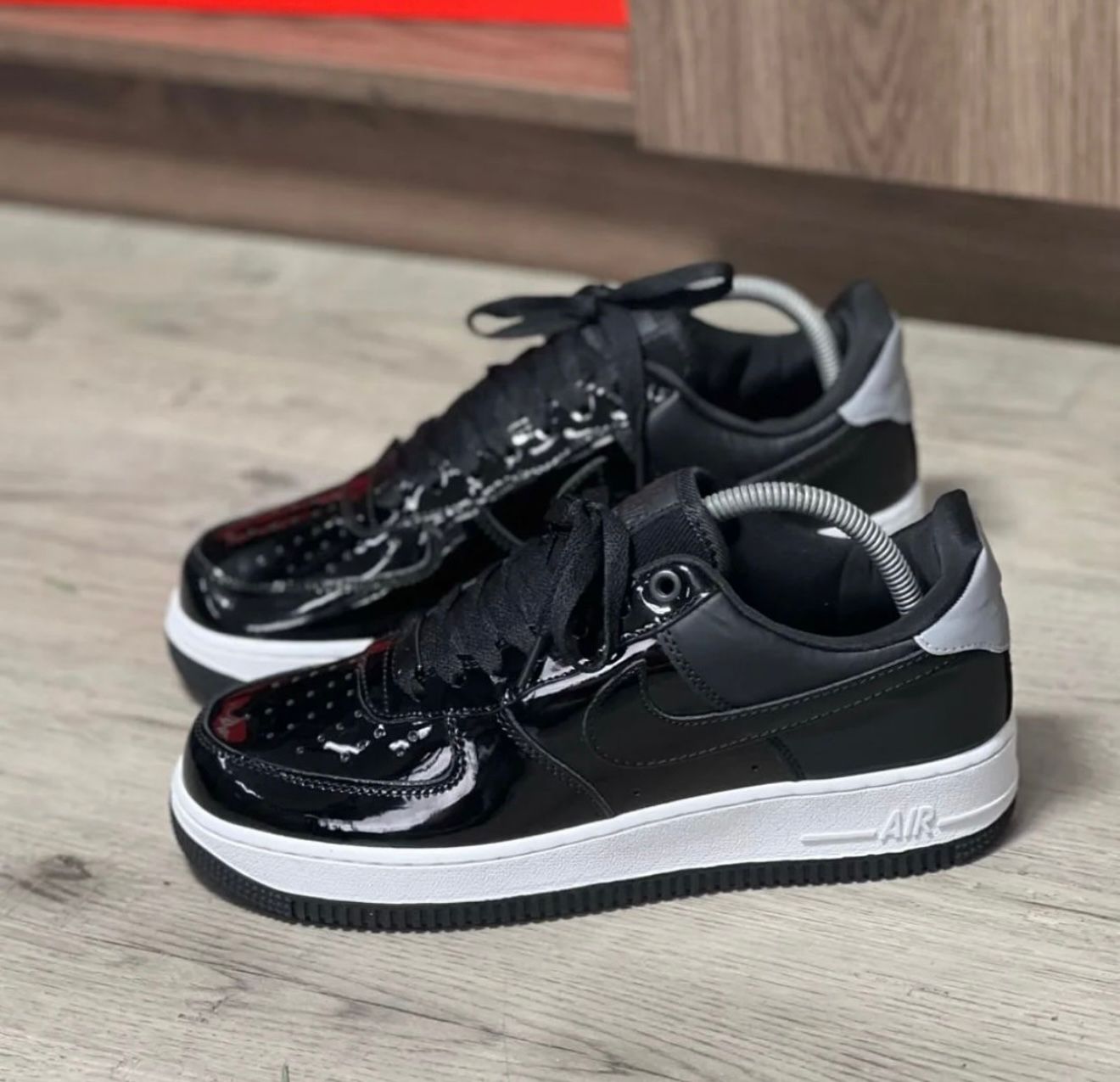 NIKE AIR FORCE 1 CHAROL NEGRO / BLANCO