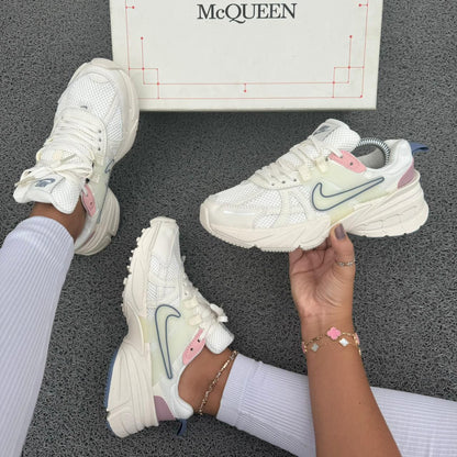 NIKE V2K RUN BLANCO / ROSADO
