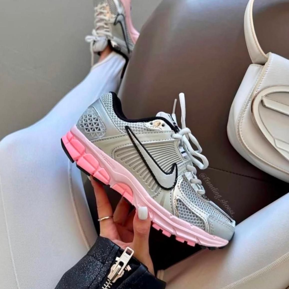 NIKE ZOOM VOMERO 5 PLATEADO / ROSADO