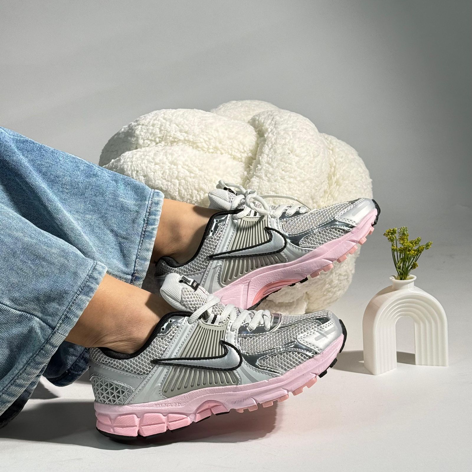 NIKE ZOOM VOMERO 5 PLATEADO / ROSADO