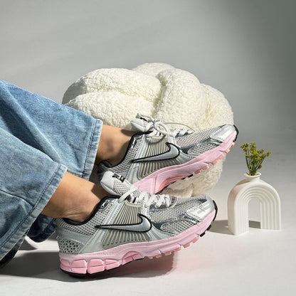 NIKE ZOOM VOMERO 5 PLATEADO / ROSADO