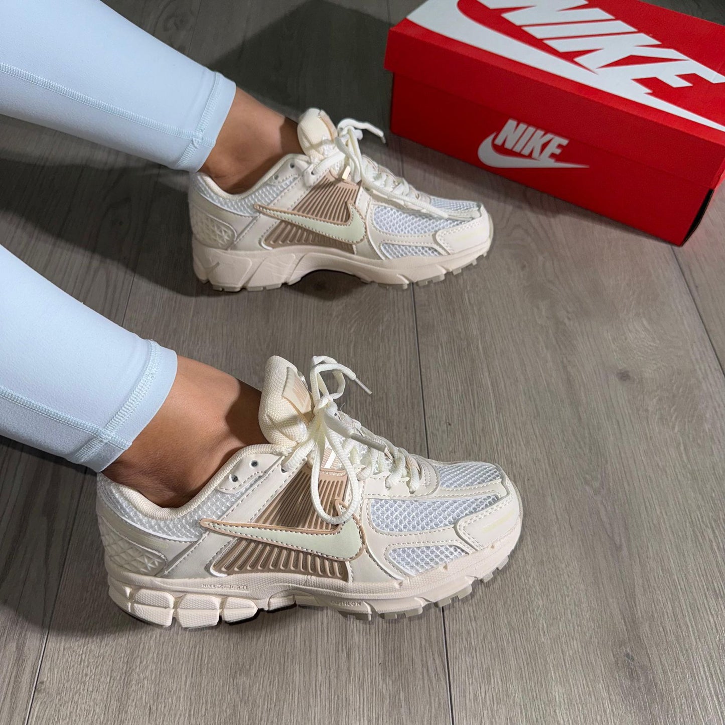 NIKE ZOOM VOMERO 5 BLANCO / BEIGE
