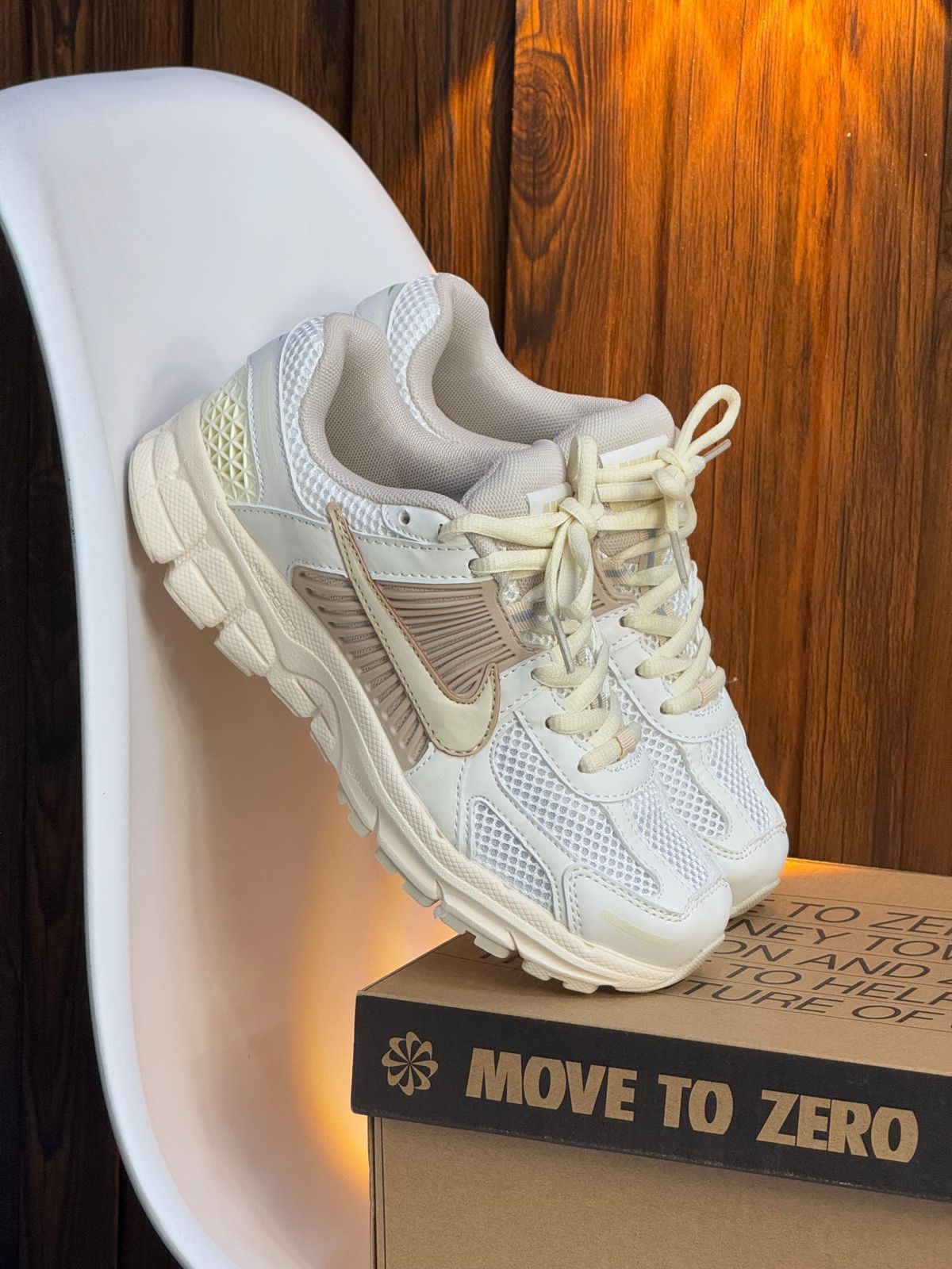 NIKE ZOOM VOMERO 5 BLANCO / BEIGE