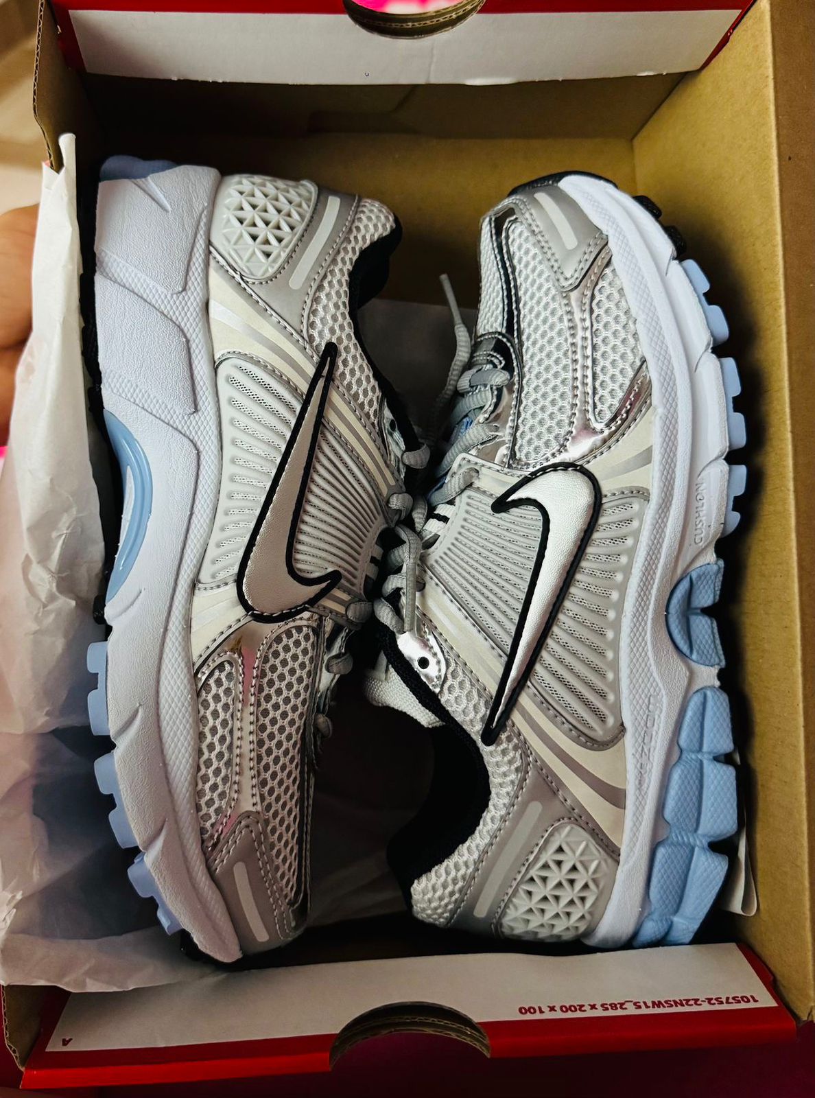 NIKE ZOOM VOMERO 5 PLATEADO / AZUL