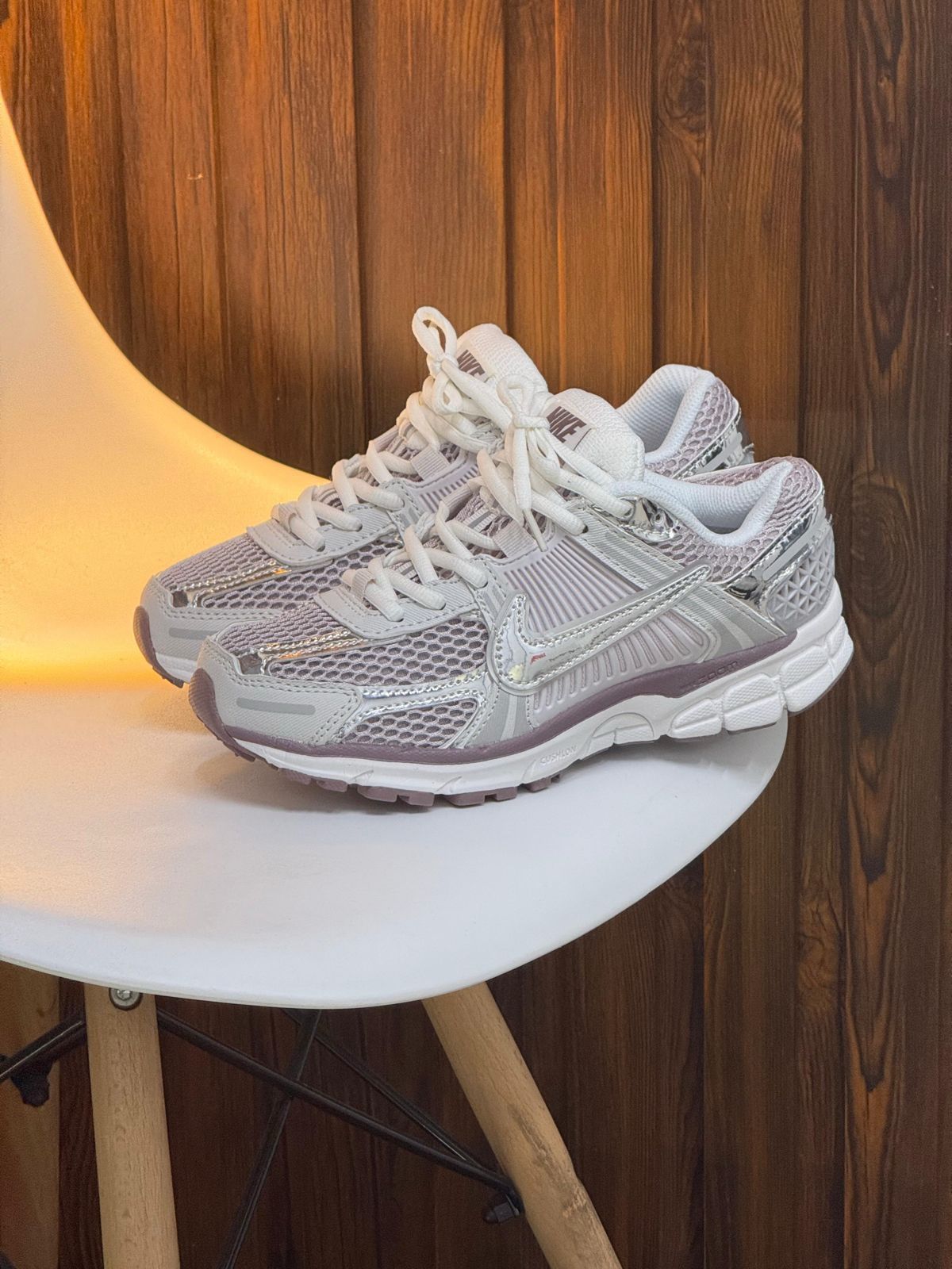 NIKE ZOOM VOMERO 5 BLANCO / PLATEADO / LILA