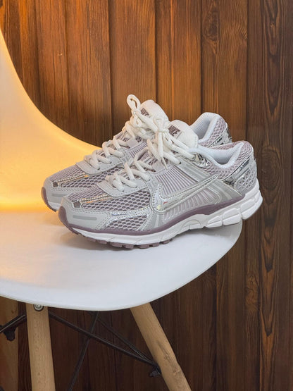 NIKE ZOOM VOMERO 5 BLANCO / PLATEADO / LILA