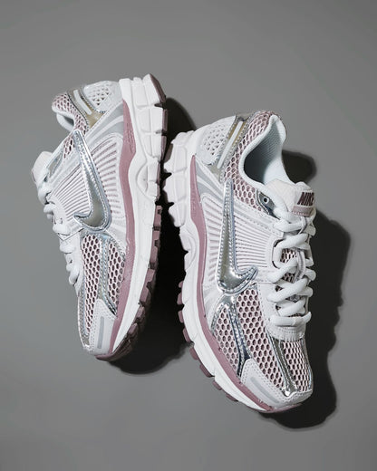 NIKE ZOOM VOMERO 5 BLANCO / PLATEADO / LILA