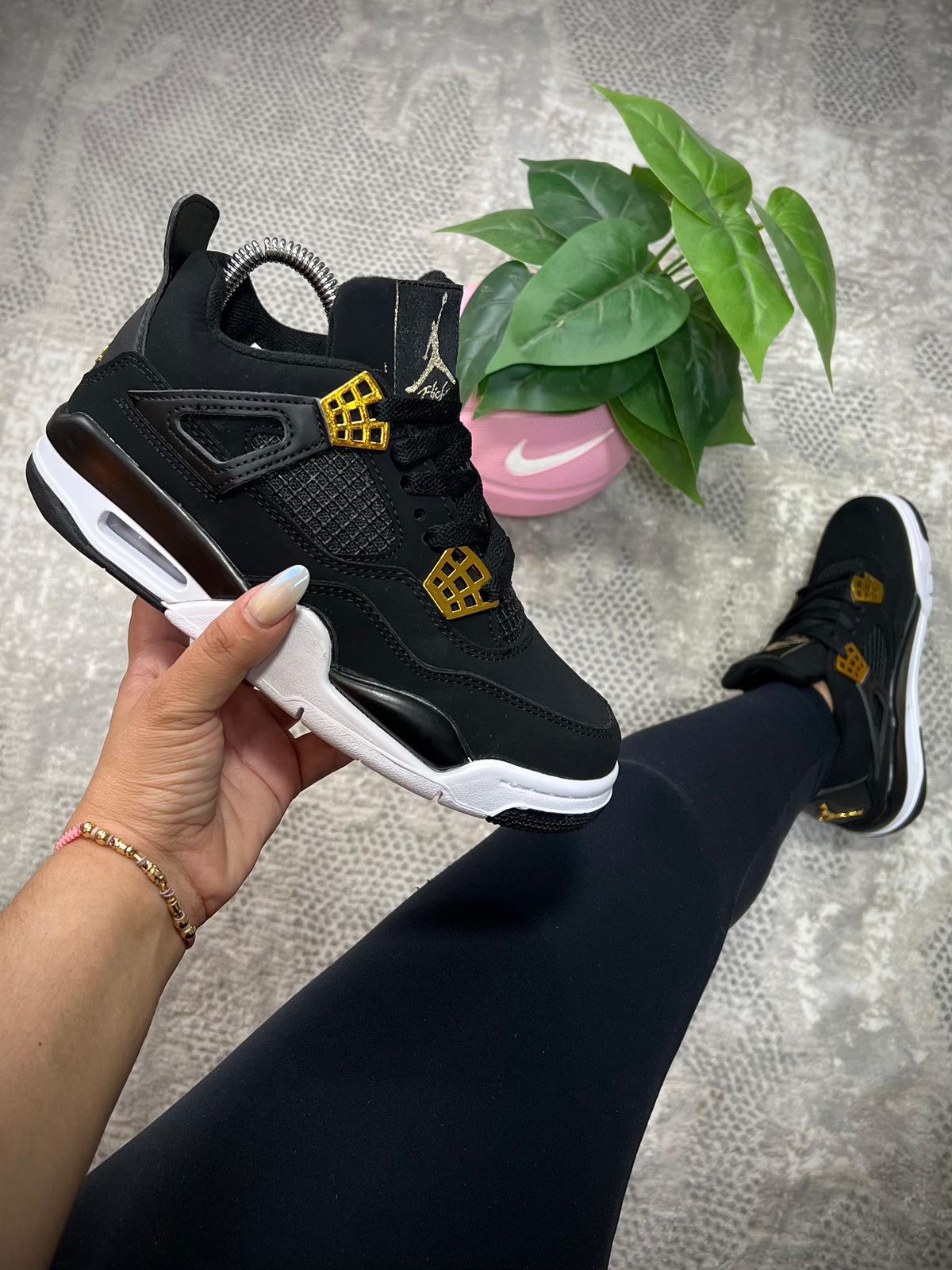 JORDAN RETRO 4 NEGRO / BLANCO / DORADO
