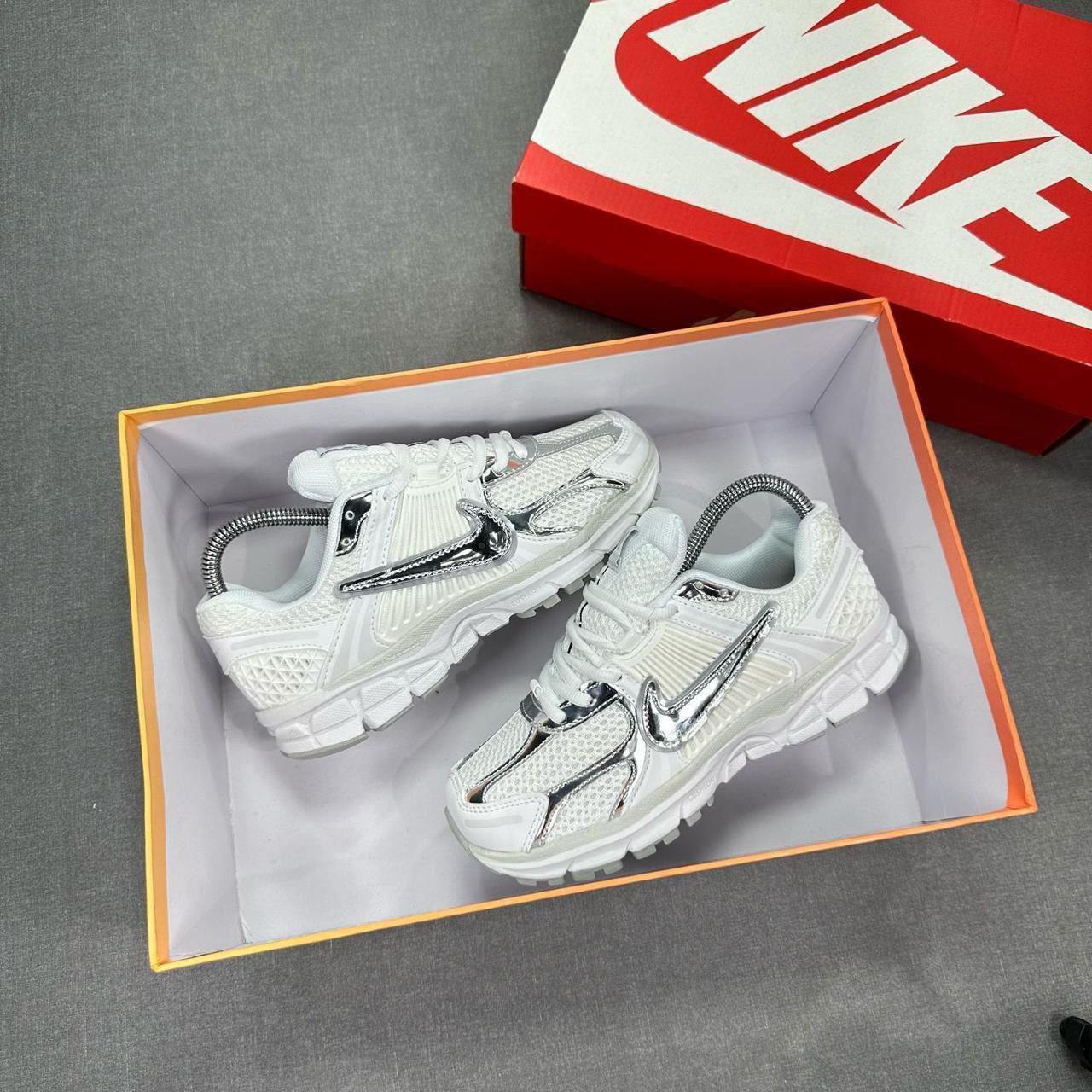 NIKE ZOOM VOMERO 5 BLANCO PLATEADO