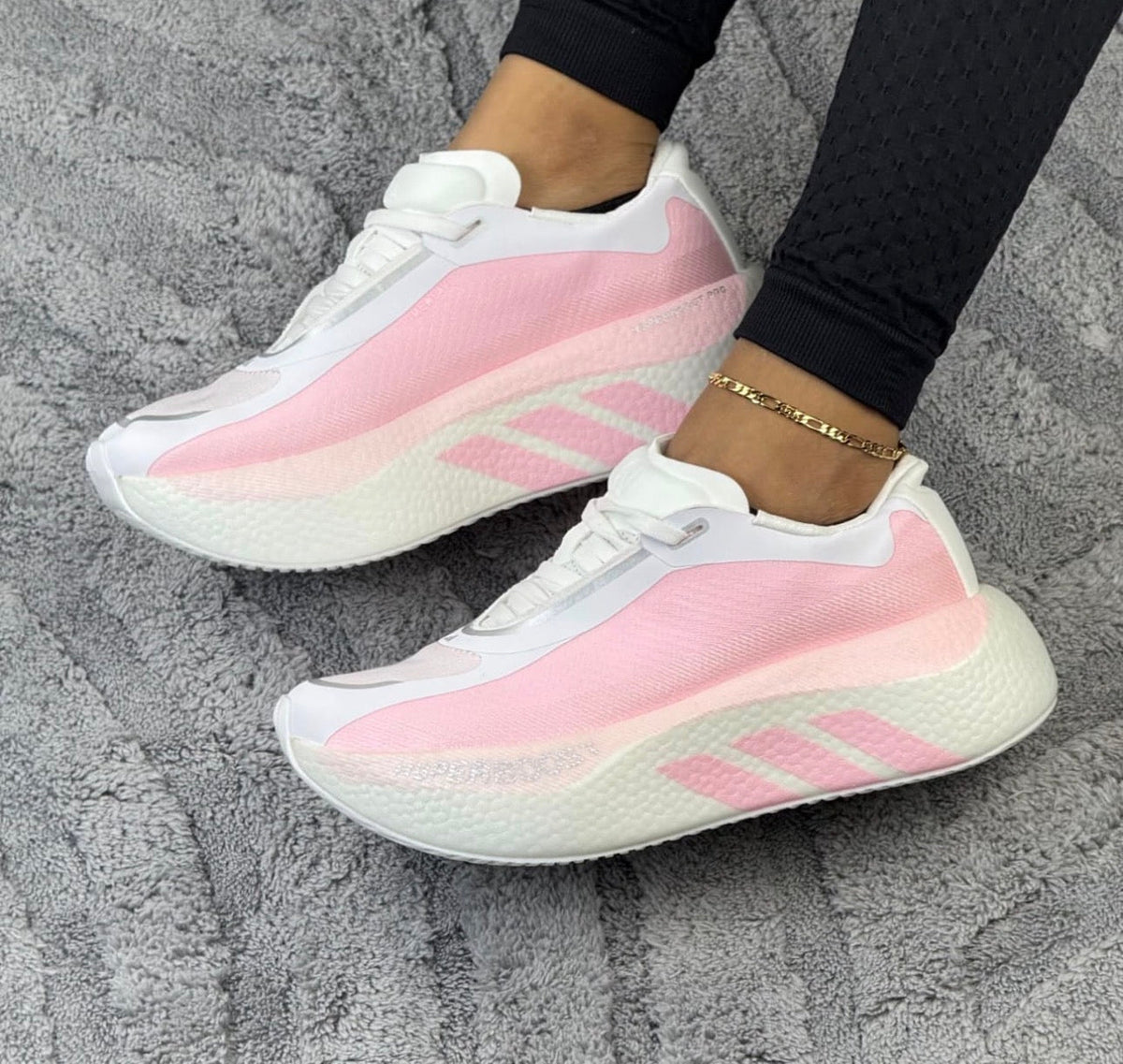 Adidas Hyperboost blanco y rosa puestos