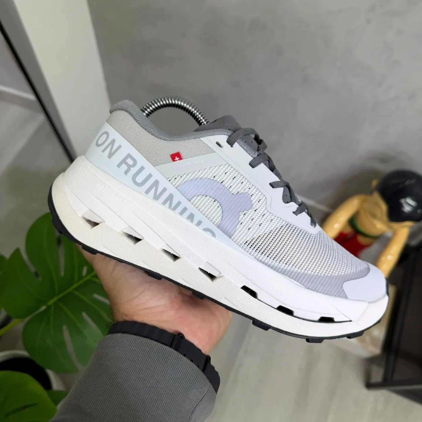 ON RUNNING CLOUD ULTRA 3 GRIS / BLANCO