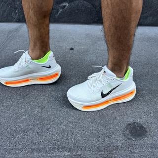 NIKE VOMERO PREMIUM BLANCA / NARANJA