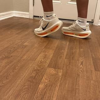 NIKE VOMERO PREMIUM BLANCA / NARANJA