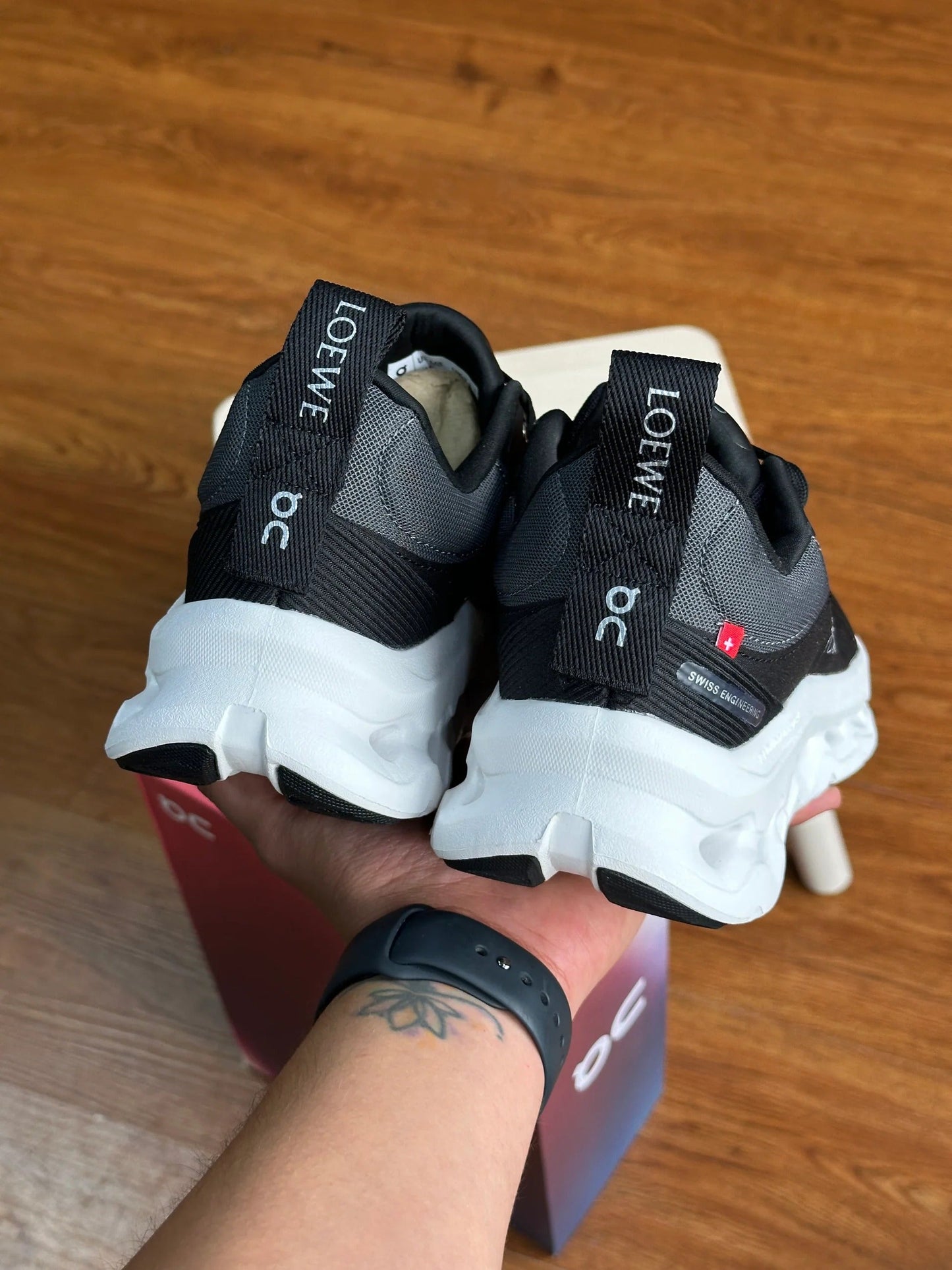 ON RUNNING CLOUD LOEWE NEGRO / BLANCO