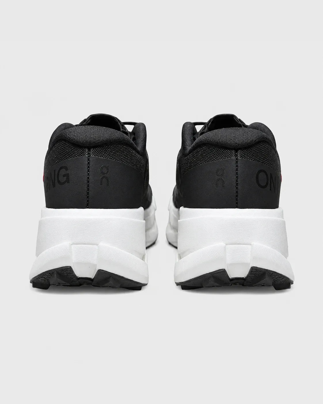 ON RUNNING CLOUD ULTRA 3 NEGRO / BLANCO