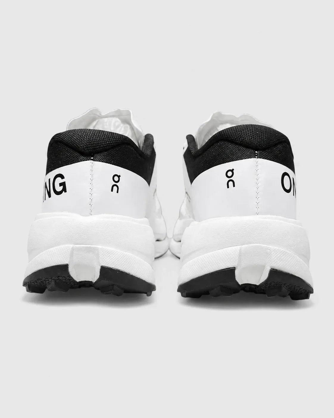 ON RUNNING CLOUD ULTRA 3 BLANCO / NEGRO